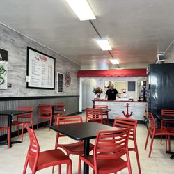 Gilligan’s Sandwich Shop - Clean interior and friendly service