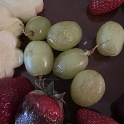 Edible Arrangements - Pineapple is almost white. Rock hard, no taste. Crispy, brown strawberry stems. Grapes with stems, brown, and wilted