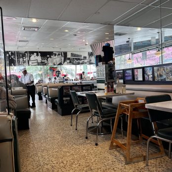 Mel's Drive-In - Diners Near Me - Sherman Oaks, California