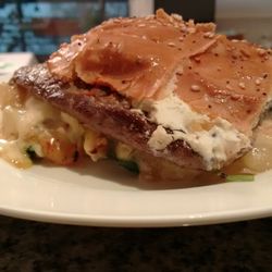 Lomito con queso brie, rúcula, cebollita reogada y mostaza.
