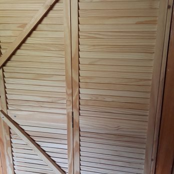 Whispering Pine Cabins - This closet door is being used as the bedroom doors. It does not stay shut just swings open. Zero privacy! - Hotels Near Me - Ruidoso, New Mexico