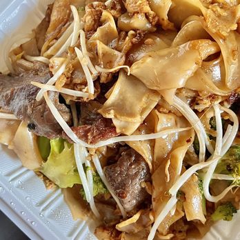 Diho Siam - Pad Se-iew. Sweet & savory with flat, soft noodles. Firm broccoli & crunchy bean sprouts balances the textures & adds mild, earthy flavors. - Chinese Near Me - Ladera Ranch, California