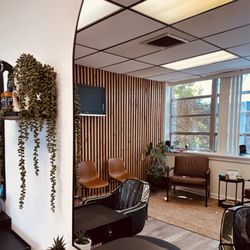 Mirror Mirror Salon