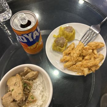 PAGSS Lounge - Assortment of food such as Gochujang pasta and chicken stroganoff - Airport Lounges Near Me - Parañaque, NCR