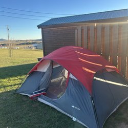 Mountain View RV Park & Campground - Our tent set up near the wind break.
