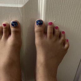 Tried to capture the cute floral air brush design with little rhinestones my daughter had on her toes.