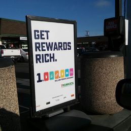 a sign that reads get rewards rich