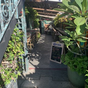 Arnold's Beach Bar & Grill - entry - Dive Bars Near Me - Honolulu, Hawaii