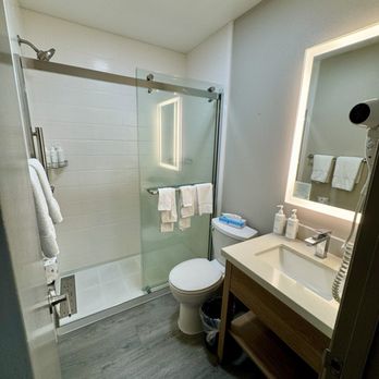 Days Inn by Wyndham Red Bluff - 05.24.24 not too fancy but clean bathroom - Hotels Near Me - Red Bluff, California