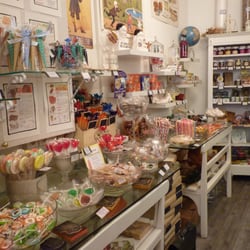 Le Bonbon au Palais - Sucettes, chocolats, colliers et roudoudous, notre coin self service vous garantie un retour en enfance. Vive la régression