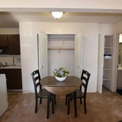 Granada Apartments - Dining Area