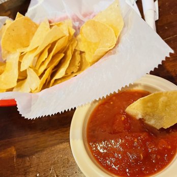 El Mezcal - a bowl of chips and a bowl of salsa - Mexican Near Me - Memphis, Tennessee El Mezcal - a bowl of chips and a bowl of salsa - Mexican Near Me - Memphis, Tennessee