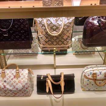 Von Maur - Great selection of bags,  nicely displayed.  Where is the sales staff? - Department Stores Near Me - Dunwoody, Georgia