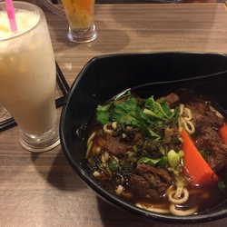 101臺灣品味館 - Taiwanese beef noodles and a pasión Fruit smoothie