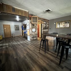 Garfield Pub - Bathrooms, table seating