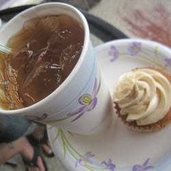 Short n Sweet Bakery & Cafe - Iced tea and salted caramel cupcake