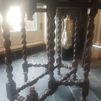 Purolator - Table with 2 legs shattered - Couriers & Delivery Services Near Me - Toronto, Ontario Purolator - Table with 2 legs shattered - Couriers & Delivery Services Near Me - Toronto, Ontario