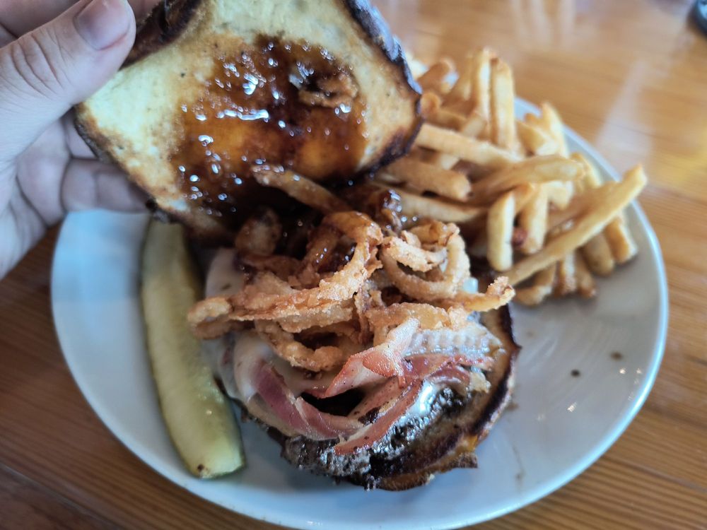 Buddy's on the Beach Logo