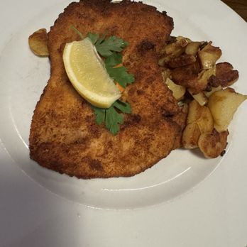 Zum Bitburger - Chicken breast schnitzel with yummy fried potatoes - German Near Me - Frankfurt, HE Zum Bitburger - Chicken breast schnitzel with yummy fried potatoes - German Near Me - Frankfurt, HE