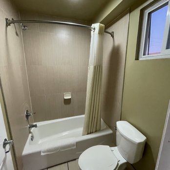 El Rancho Inn - Bathroom - Hotels Near Me - Hawthorne, California