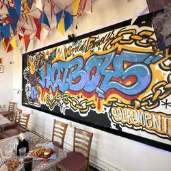 World Famous Hotboys - Inside decor