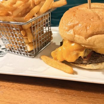 Guy Fieri's Foxwoods Kitchen & Bar - Bacon Mac n Cheese smash burger and fries. - American Near Me - Mashantucket, Connecticut Guy Fieri's Foxwoods Kitchen & Bar - Bacon Mac n Cheese smash burger and fries. - American Near Me - Mashantucket, Connecticut