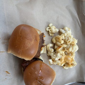 Vitagliano Winery - Brisket slider with Mac n Cheese - Wineries Near Me - Temecula, California Vitagliano Winery - Brisket slider with Mac n Cheese - Wineries Near Me - Temecula, California