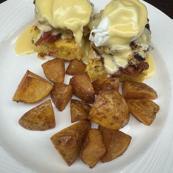 SixtyTwo MarcKet - Signature Mango Crab Cake Eggs Benedict - New American Near Me - Wailuku, Hawaii