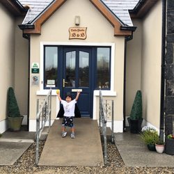 Twin Peaks B&B - Kai at the front door