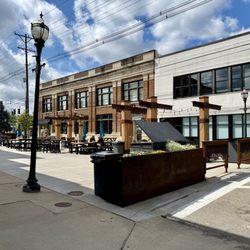 2nd & Main Coffeehouse - Outside seating area