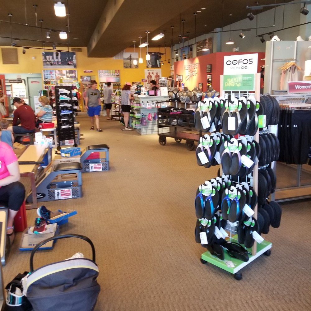 Fleet Feet store got busy while I was there. Fleet Feet store got busy while I was there.