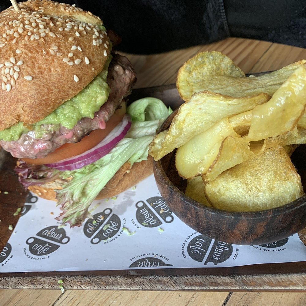Burger with guac and bacon Burger with guac and bacon