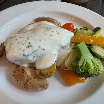 Emerald Lake Lodge - chicken entree - Hotels Near Me - Field, British Columbia