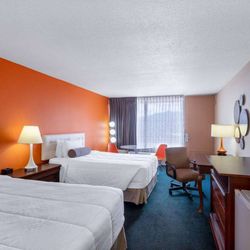 Howard Johnson Hotel & Conference Center by Wyndham Salem - Guest room