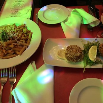 Lips - Chicago - Chicken penne á la vodka and crab cakes - American Near Me - Chicago, Illinois Lips - Chicago - Chicken penne á la vodka and crab cakes - American Near Me - Chicago, Illinois