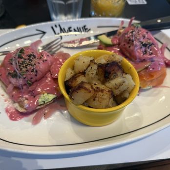 L’Avenue - Pink Benny - Breakfast & Brunch Near Me - Toronto, Ontario