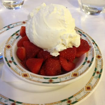 Due Lune - Macedonia with gelato - Italian Near Me - Levanto, SP