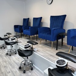 Rose Nail Bar - All the pedi station has dust collectors.