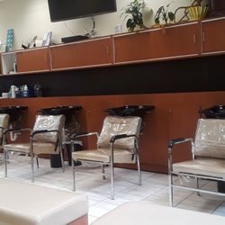 Yvette's Hair & Nails - Shampoo area