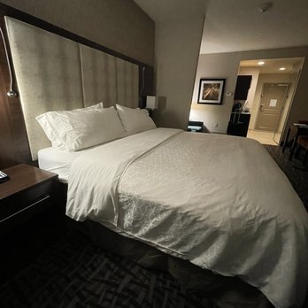 Holiday Inn Express & Suites Eureka - I love the bed - Hotels Near Me - Eureka, California Holiday Inn Express & Suites Eureka - I love the bed - Hotels Near Me - Eureka, California