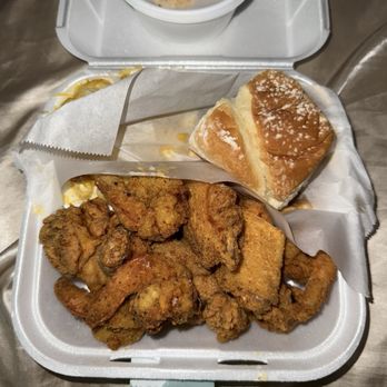 Str8 Out Da Box - Surf & Turf Combo (4 Shrimp & 4 Chicken Wings) with 2 sides but I got 3. - Caterers Near Me - Stockton, California Str8 Out Da Box - Surf & Turf Combo (4 Shrimp & 4 Chicken Wings) with 2 sides but I got 3. - Caterers Near Me - Stockton, California