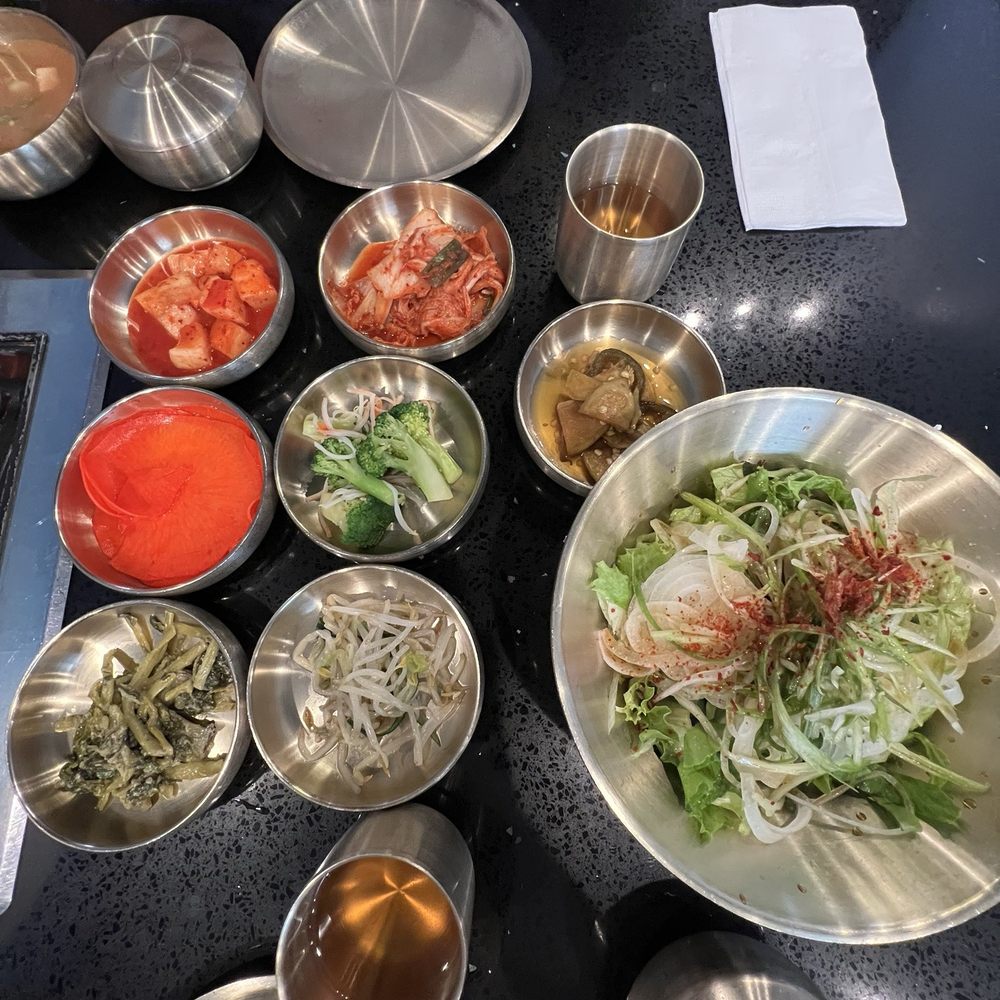 Bonchon + salad Bonchon + salad