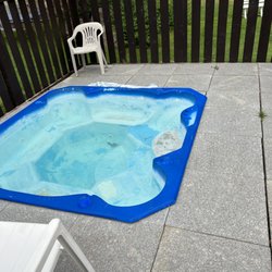Alpine Rivers Inn - This hot tub is falling apart and looked terrible!