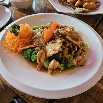 Lum Thai - Chicken Lum Thai Garlic - Thai Near Me - Gaithersburg, Maryland