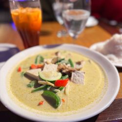 The Elephant - Geneva - Green lemongrass vegetarian curry with tofu