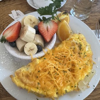 White House Cafe - Omelette with fresh fruit - Breakfast & Brunch Near Me - Yakima, Washington White House Cafe - Omelette with fresh fruit - Breakfast & Brunch Near Me - Yakima, Washington