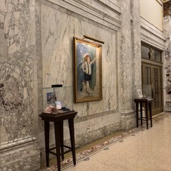 Eloise in the hall