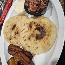 Las Pavas - 2 pupusas revueltas, casamiento, platanos