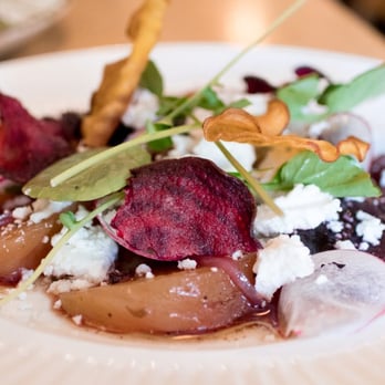 Le Baratin - Mange de la betterave (Roasted beetroot w/ pickled red onion, cracked goat cheese and cumin dressing) – $8 - French Near Me - Toronto, Ontario