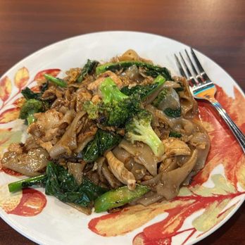 Real Thai Restaurant - Pad Se-Eew - Thai Near Me - Chicago, Illinois